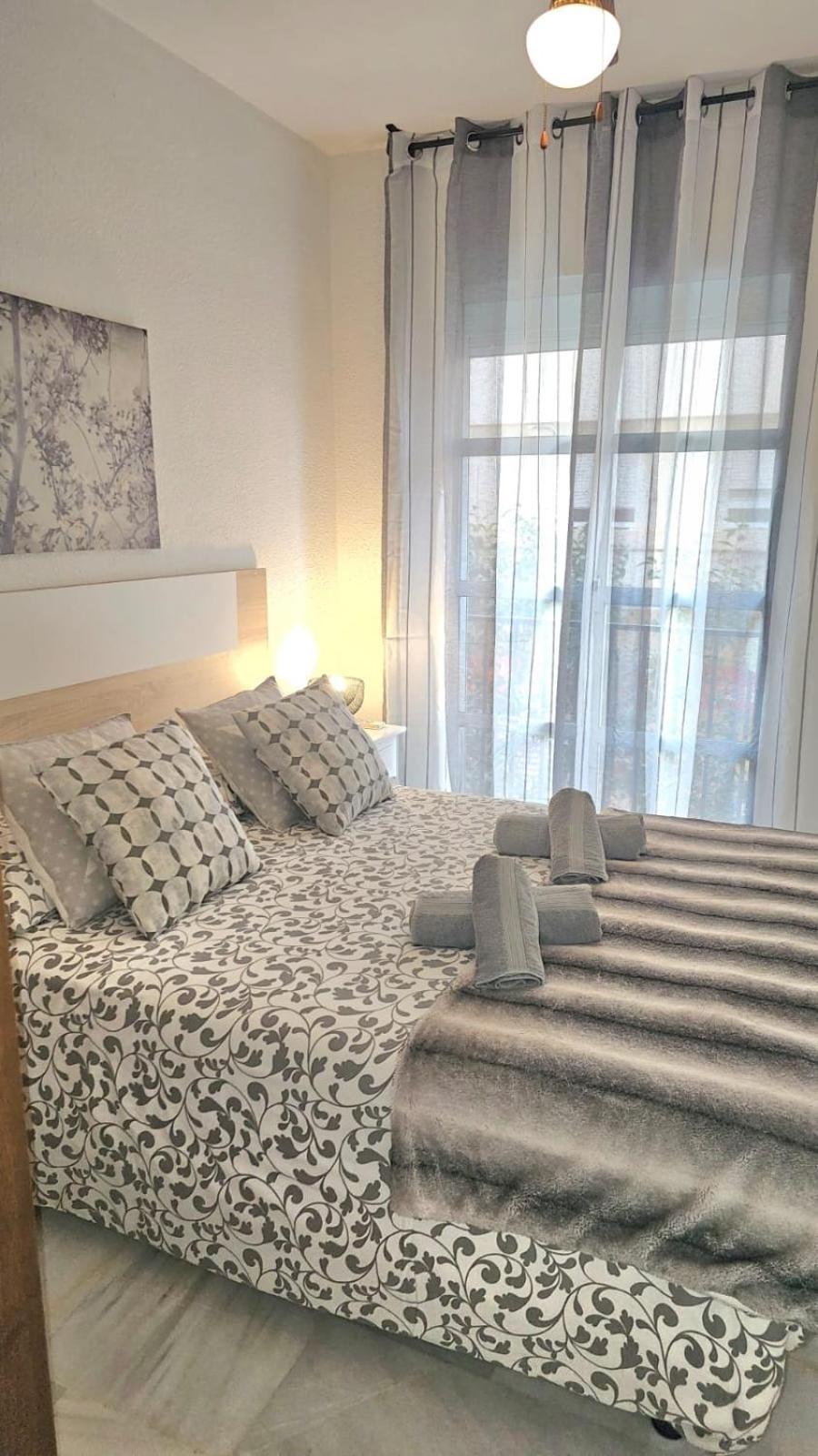 Ideal Holiday Apartment One Bedroom City Center Málaga Dış mekan fotoğraf