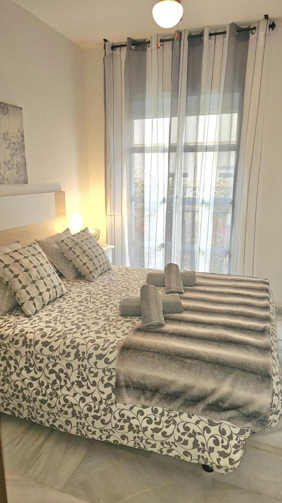 Ideal Holiday Apartment One Bedroom City Center Málaga Dış mekan fotoğraf