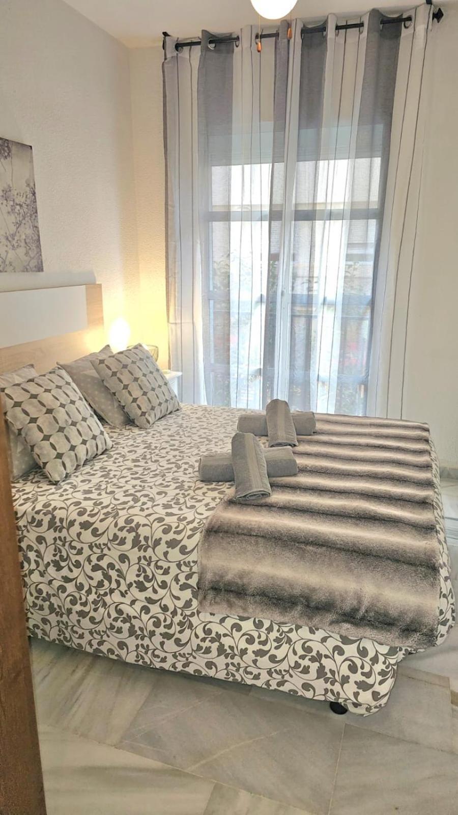 Ideal Holiday Apartment One Bedroom City Center Málaga Dış mekan fotoğraf